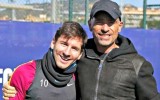 Eros Ramazzotti a lezione calcio da Messi